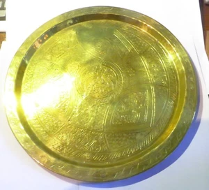 Grand plateau de cuivre jaune ciselé - - Bild 1 von 3