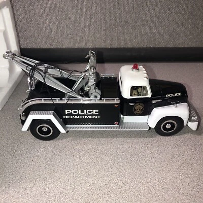 FIRST GEAR #19-1195 NY  POLICE 1957 INTERNATIONAL R-200 TOW TRUCK NEW IN BOX - Image 1 of 4