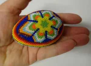 Huevo de Pascua vintage con cuentas de semillas decoradas a mano solo 1 de su tipo - Imagen 1 de 11