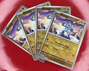 4X Pokemon Juego de Cartas Coleccionables Machop 066/165 HOLO INVERSO Escarlata y Violeta 151 Inglés Casi Nuevo - Imagen 1 de 2