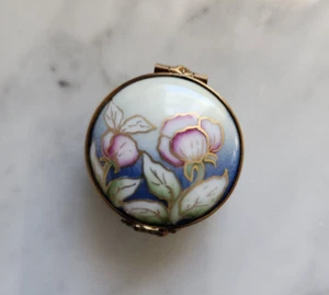 GR Limoges Peint Main Porcelain Limoges Pink & Blue Round Flowers Trinket Box - Picture 1 of 6