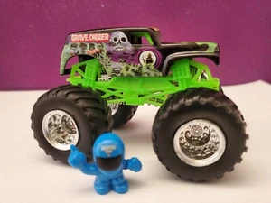 Hot Wheels Monster Jam Grave Digger 1:64 Loose with Stunt Man figure - Picture 1 of 5