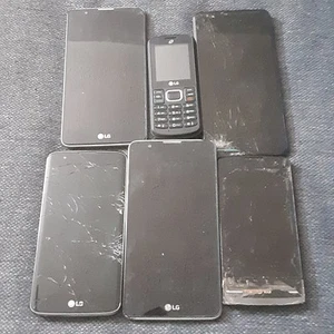 Lotto 6 telefoni LG SOLO PER PARTI DI RICAMBIO danneggiati modello mix dimensioni memoria - Foto 1 di 7