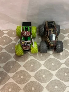 Monster Jam 1/64 Zombie Vs Hunter Soldier Fortune Spinmaster - Bild 1 von 12
