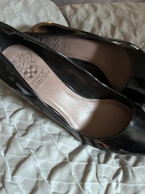 Zapatos de salón Vince Camuto de cuero para padres en negro para mujer Foto 1 de 4