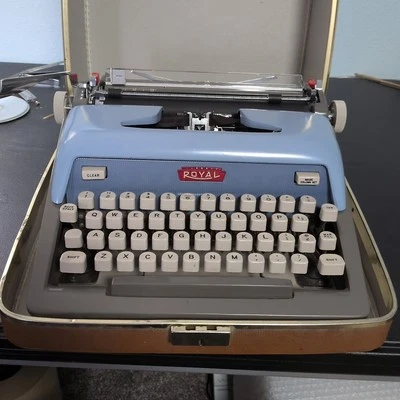 Máquina de escribir portátil Royal Futura 800 1961 en estuche de cuero vintage buen estado Foto 1 de 4