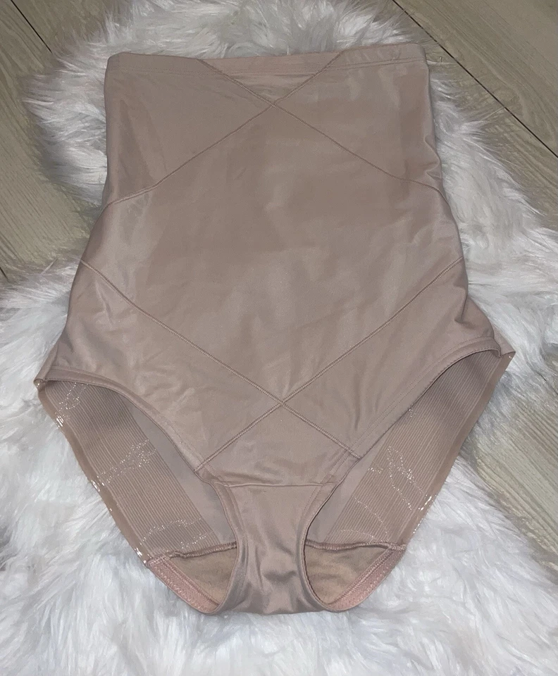 Miraclesuit Feminino Instantâneo Tummy Tuck Cintura Alta Cueca Modeladora 2415 XL Bege - Imagem 1 de 4