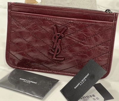 Bolso sin asas Saint Laurent charol pequeño borgoña con logotipo frontal de metal Foto 1 de 4