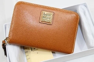 Cartera de tarjeta de crédito Dooney & Bourke para mujer WSAFF0323 NANA 6 pulgadas cremallera alrededor de 8 - Imagen 1 de 3