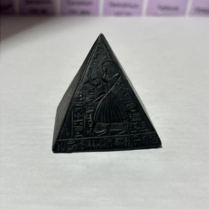 Vintage Egyptian Black Pyramid with Hieroglyphs Avia Made Of Resin - Foto 1 di 6