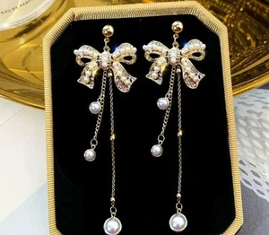 BETSEY JOHNSON GOLD PEARL RHINESTONE BOW LONG DROP EARRINGS - Bild 1 von 1