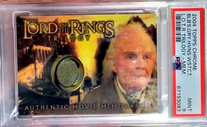 PSA 9 2004 Topps Chrome Il Signore degli Anelli Trilogia Memorabilia Bilbo Baggins 5655 - Foto 1 di 3