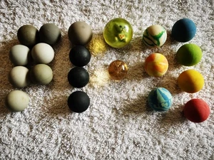 20 alte Kugeln, Bälle, Gewichte, aus PC Maus, Flummi, usw. ca.  2cm bis 3cm - Bild 1 von 8