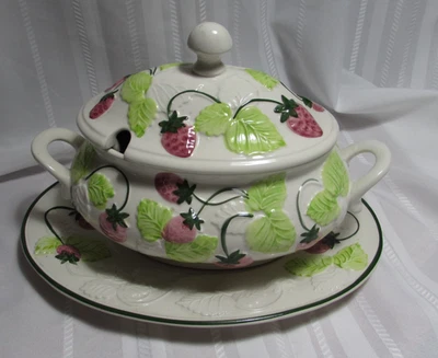 Grande Vintage Strawberry Vines Country Tureen con placa base Portugal Foto 1 de 4