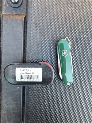 Navajas suizas verdes clásicas SD con bolsa 0.6223.4 ¡Nos Sexy! Foto 1 de 4