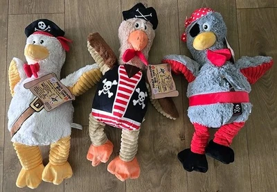 Juguetes Think Dog Pirata Pollo Perro (Juego de 3) – Peluche Chirriante – Gris, Marrón, Blanco Foto 1 de 4