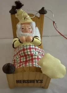 Adorno de madera Kurt Adler Santa Elfo en la cama Sombrero de panadero en la cama Hersheys Chocolate ☼ - Imagen 1 de 3
