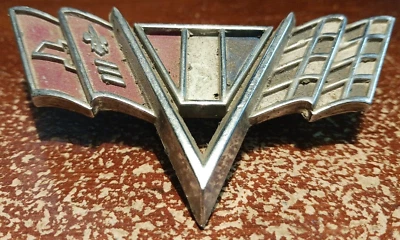 Emblema de guardabarros usado OEM con pasadores 3840318 1964-1967 Chevrolet Camaro (219B) Foto 1 de 4