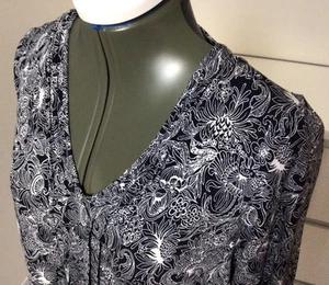 M&S Woman Ladies Navy & White Floral T-Shirt Top Size 14 Pin-tucks Short Sleeve - Picture 1 of 12
