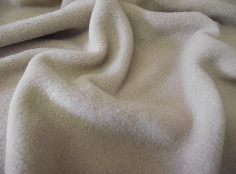 Tissu polaire anti pilule de qualité - beige marron, 1 mètre - 150 cm x 100 cm - Photo 1/1