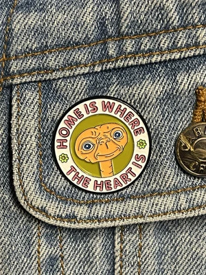 'Home Is Where The Heart Is' Lindo Pin Retro Años 80 Divertido Esmalte E.T Alien Foto 1 de 4