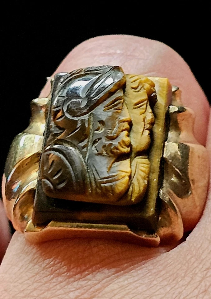 Anillo vintage de oro de 10K para hombre con camafeo de ojo de tigre tallado | Doble cara de guerrero  Foto 1 de 4