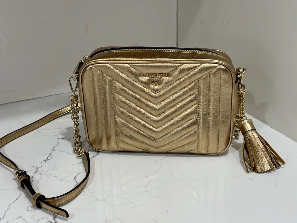 Bolsa tiracolo Michael Kors dourada com alça de corrente destacável - Imagem 1 de 4