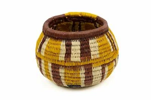 Handgewebter Vintage Korb von indigenen Handwerkern - Bild 1 von 10