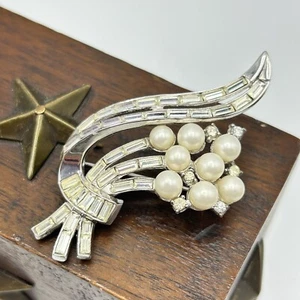 Vintage Crown Trifari Baguette Rhinestone & Pearl Brooch Silver Tone Pave - Picture 1 of 6