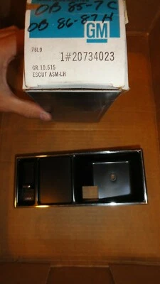 Oldsmobile Cutlass Buick Lesabre 1986-87 manija de cerradura de puerta delantera izquierda escudo Foto 1 de 3