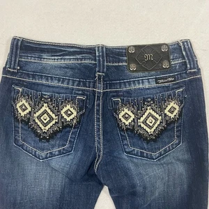 Miss Me Low Rise 27x32 Bootcut Cuentas Tribal Azteca Bolsillo Lavado Oscuro Bigotes - Imagen 1 de 11