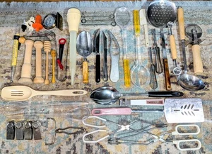 Lotto articoli da cucina misti vintage utensili cucchiaio a fessura spatola pinze miele scoop - Foto 1 di 10