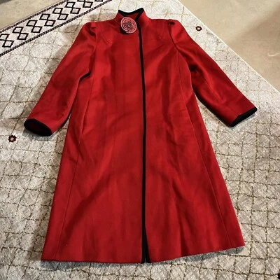 Abrigo de colección Worumbo a Stevens tela modelada por Jill Jr. 100 % lana rojo guisante Foto 1 de 4