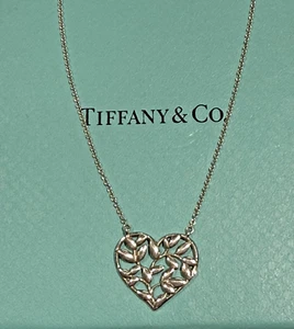 Tiffany & Co. Paloma Picasso Sterlingsilber Herz Olivenblatt Halskette - Bild 1 von 6