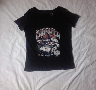 Camiseta Feminina Joe Gibbs Racing #11 Denny Hamlin 2XL Preta Manga Curta - Imagem 1 de 4