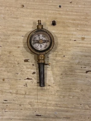 Enrollador de llaves de reloj de bolsillo antiguo con brújula Foto 1 de 3