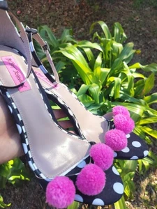 Betsey Johnson Blk Pok A Dot Heels With Pink Pom Poms 10.5 - Picture 1 of 11