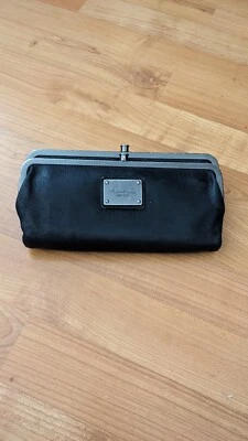 Cartera sin asas Kenneth Cole New York de cuero genuino con marco de doble bloqueo de beso Foto 1 de 4