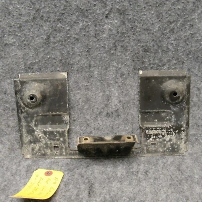 Soporte de matrícula frontal Buick Century 1982-1988 parte no. 25500352 OEM 36857 Foto 1 de 3