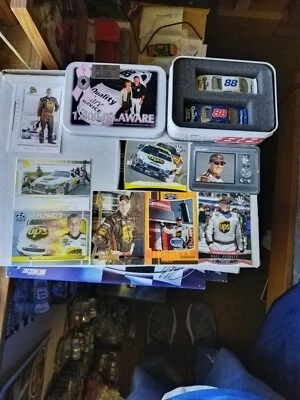 Juego de 2 autos Ford Dale Jarrett 1999 1/64 1999 #88 con estaño y 8 tarjetas Foto 1 de 4