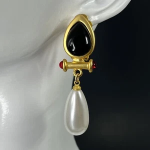 Byzantinische Gripoix Stil Ohrringe goldfarben Kunstperlen Hänger Tropfen schwarz Clip On - Bild 1 von 11