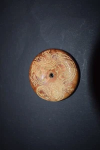 Kagamibuta, Japonia, drewno korzeniowe o zapachu, smok, podpisane, 50mm - Zdjęcie 1 z 5