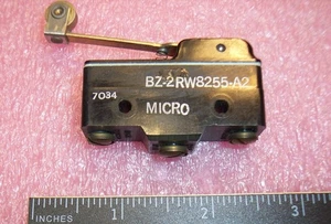 Menge (1) BZ-2RW8255-A2 MIKROSCHALTER SCHNAPP-ENDSCHALTER MIT ROLLENHEBEL GEBRAUCHT - Bild 1 von 2