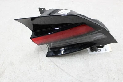 Conjunto de luces traseras Toyota Prius 2023-2024 lado del pasajero Qtr Pnl lente roja montada Foto 1 de 4