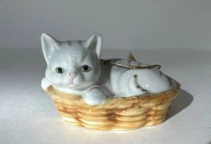 Vintage weiße schlafende Katze Katze im Korb Figur Ornament Bone China Taiwan - Bild 1 von 3