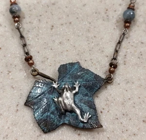 COLLANA PENDENTE VINTAGE CAVIN RICHIESTE ARGENTO STERLING E OTTONE ALBERO RANA SU FOGLIA - Foto 1 di 7