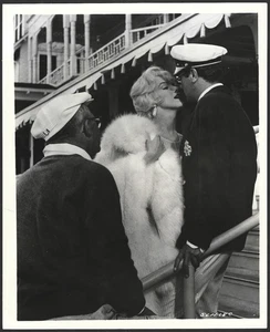 MARILYN MONROE + TONY CURTIS VINTAGE ORIGINAL PHOTO STUNNING MOVIE SCENE FILM - Picture 1 of 2