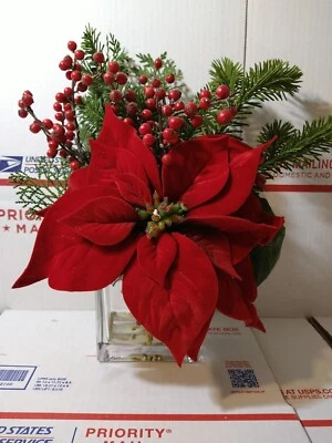 Пуансеттия, сосна и ягоды в вазе искусственная аранжировка пуансеттия стеклянная ваза - Изображение 1 из 4