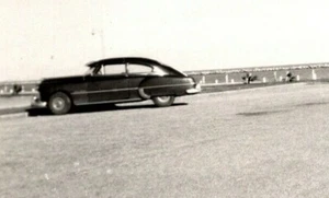Fotografia d'epoca 1949 antiche automobili Pontiac parcheggio con vista sulla baia - Foto 1 di 3
