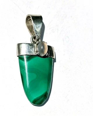 Colgante en forma de lengua de malaquita de los años 90 piedra con acento de cuarzo transparente plata de ley Foto 1 de 4